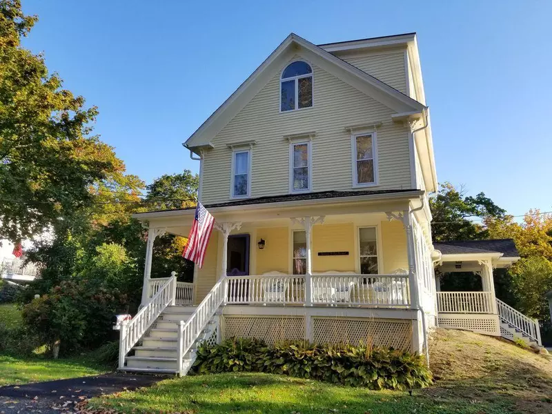 29 Megunticook ST, Camden, ME 04843