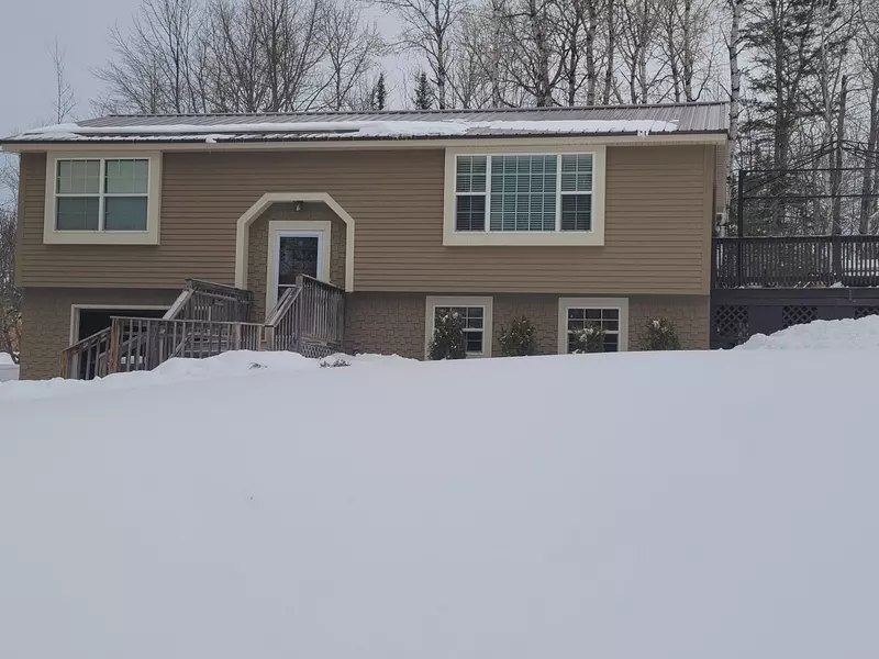 17 Cleveland AVE, Dexter, ME 04930