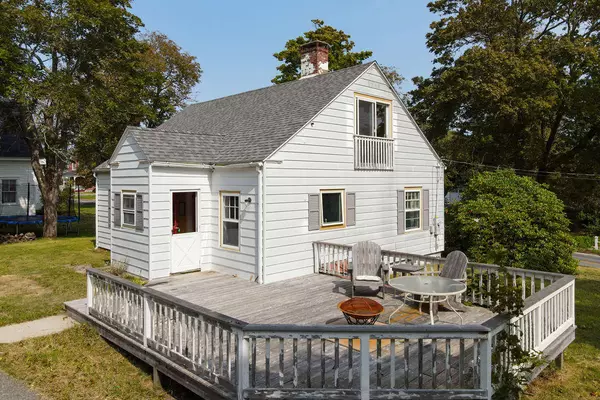 24 School ST, Stonington, ME 04681
