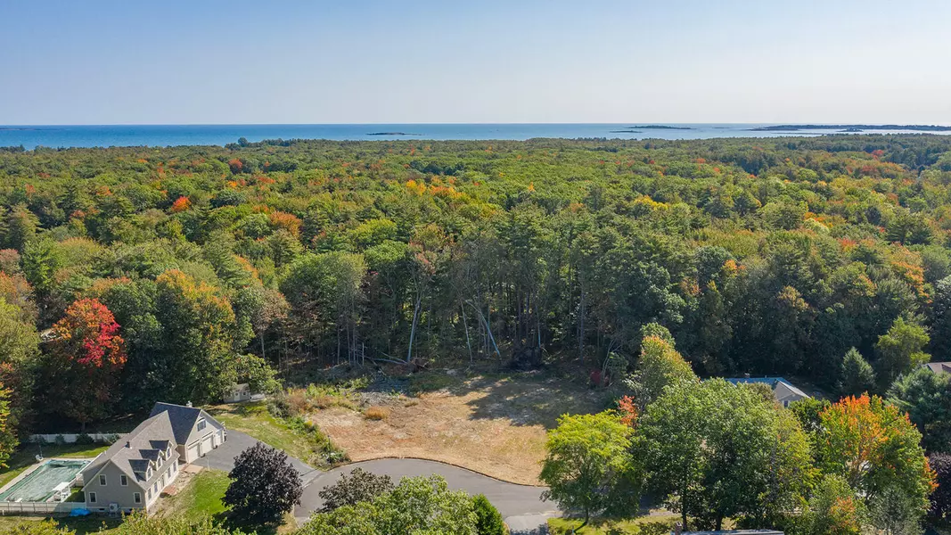 13 Seafields LN, Saco, ME 04072