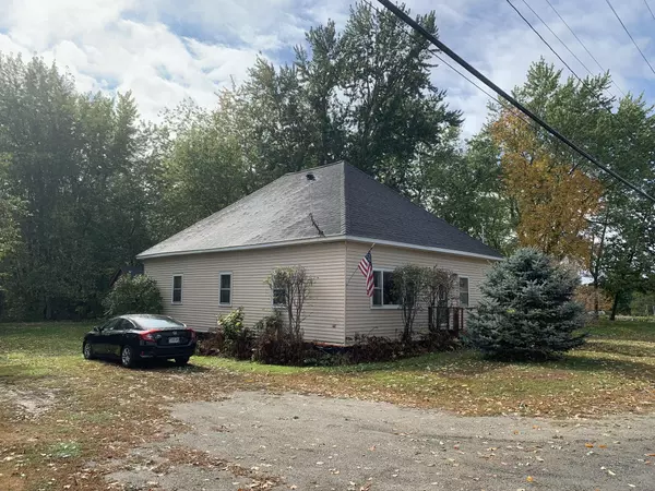 5 Greenfield RD, Milford, ME 04461