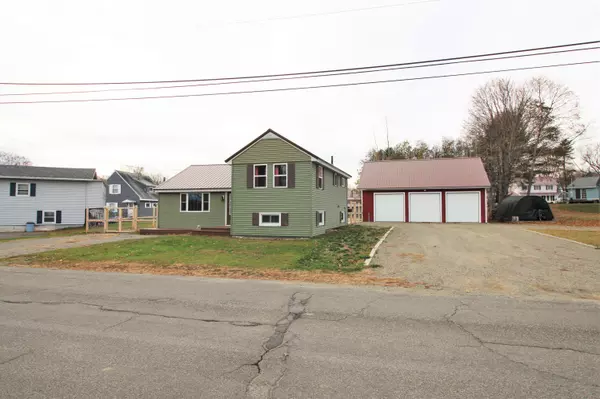 2 Spring ST, East Millinocket, ME 04430