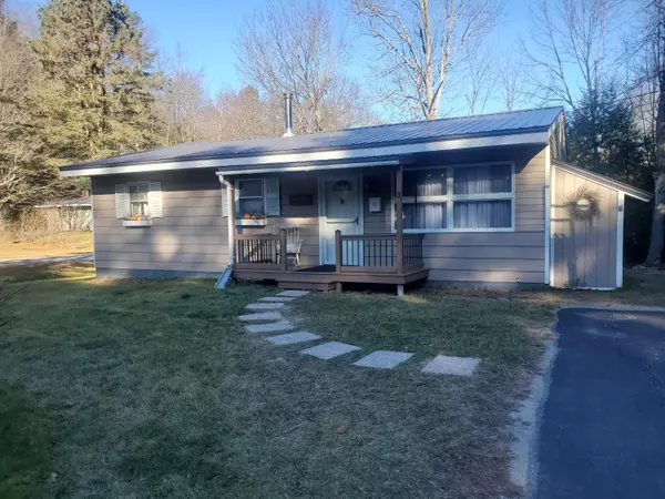 3 Spruce ST, Winthrop, ME 04364