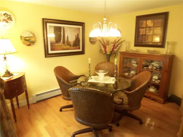 Ogunquit, ME 03907,422 Main ST