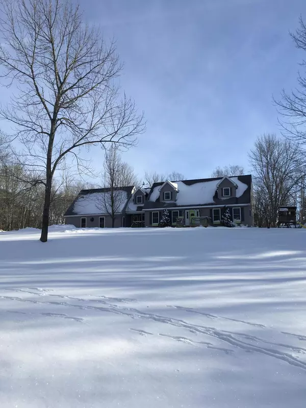 81 Apple Barn LN, Waldoboro, ME 04572