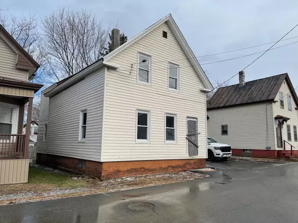 15 Carrean ST, Waterville, ME 04901