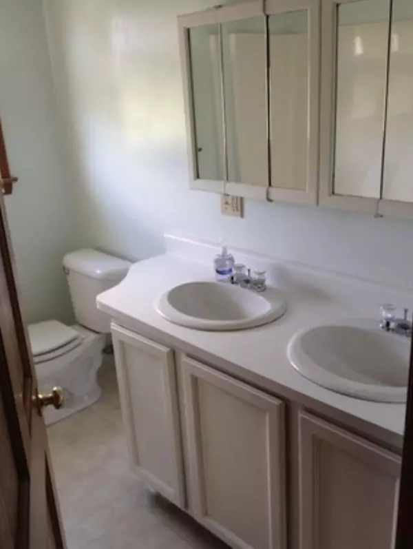 Thomaston, ME 04861,11 Sawyer ST