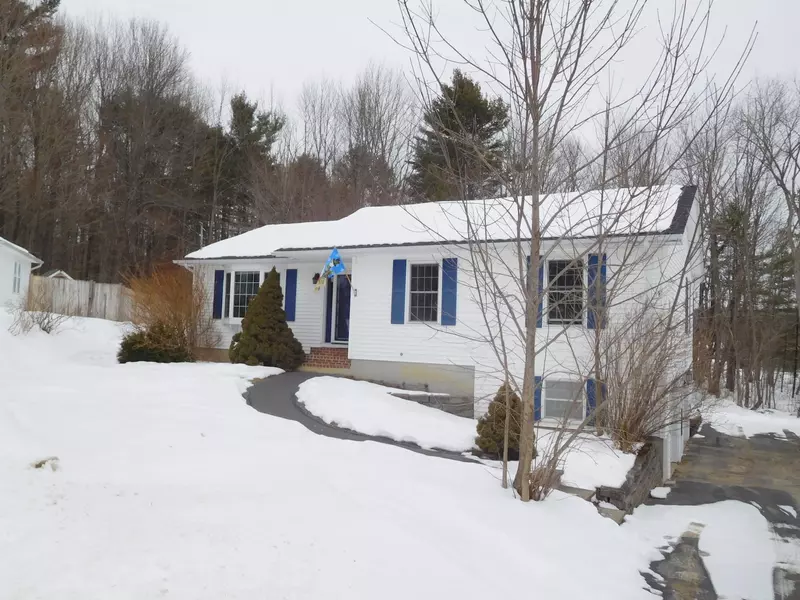 29 Orchard CIR, Lewiston, ME 04240