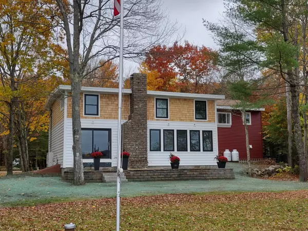 42 Plummer DR, Raymond, ME 04071