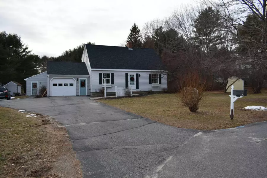 8 Candlewick LN, Cumberland, ME 04021