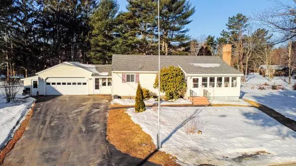 8 Pitch Pine DR, Topsham, ME 04086