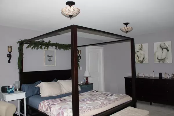 Newport, ME 04953,43 Marginal Way