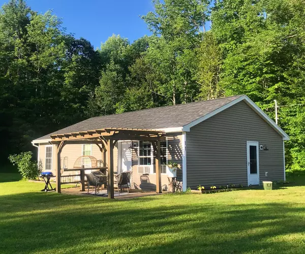 11 Meadow DR, Sidney, ME 04330