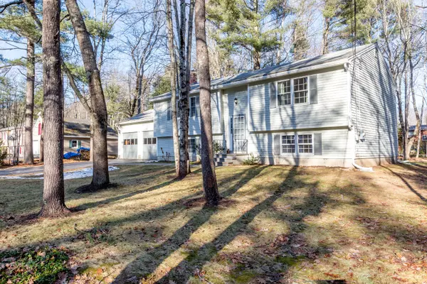 16 Merganser LN, Topsham, ME 04086
