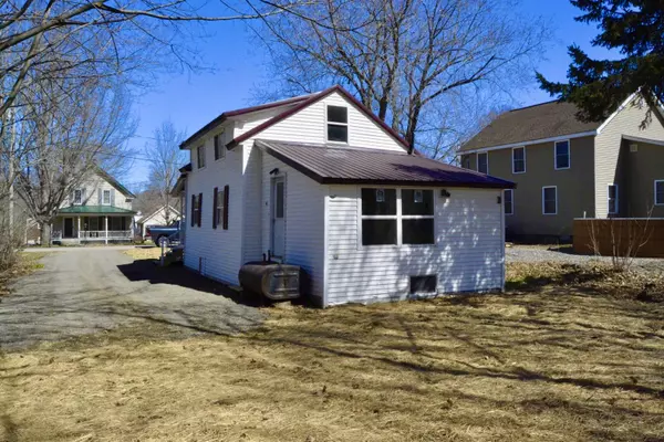 Newport, ME 04953,46 Shaw ST