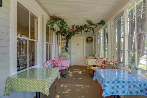 Ogunquit, ME 03907,433 Main ST