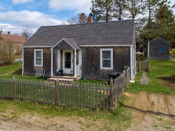 7 Johnson ST, Eastport, ME 04631