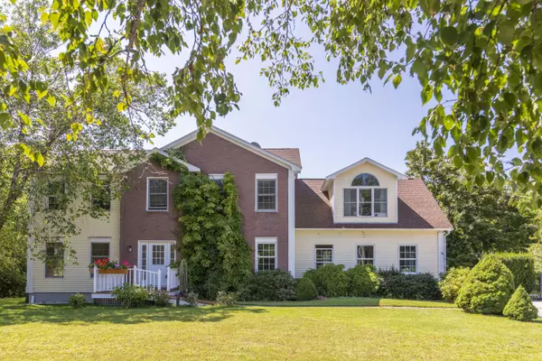 589 Commercial ST, Rockport, ME 04856