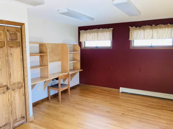 Newport, ME 04953,152 Main ST