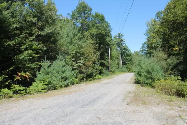 9 Poinsettia LN, Sidney, ME 04330