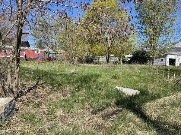 Newport, ME 04953,17 Spring ST