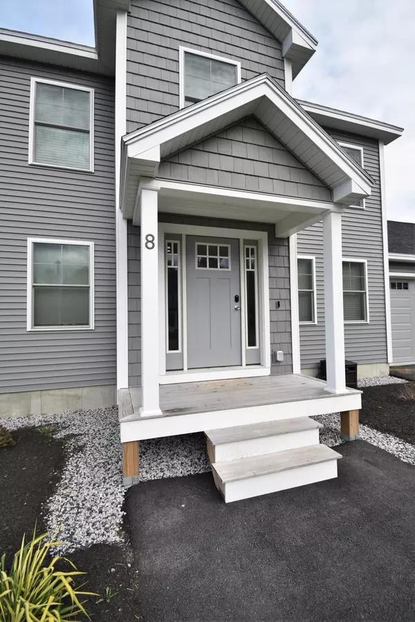 Lisbon, ME 04250,8 Champagne LN