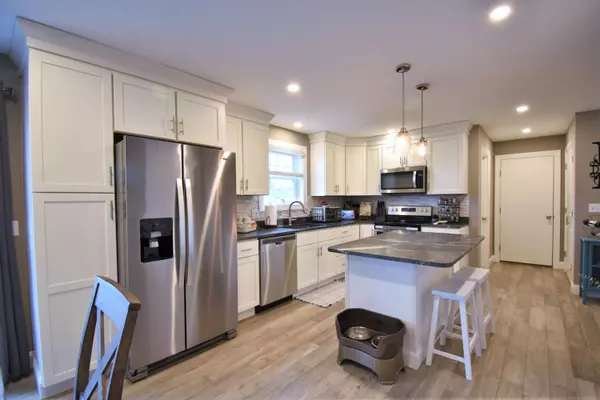 Lisbon, ME 04250,8 Champagne LN