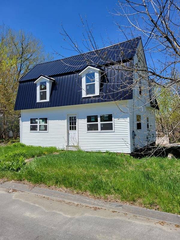 74 Maple ST, Madison, ME 04950