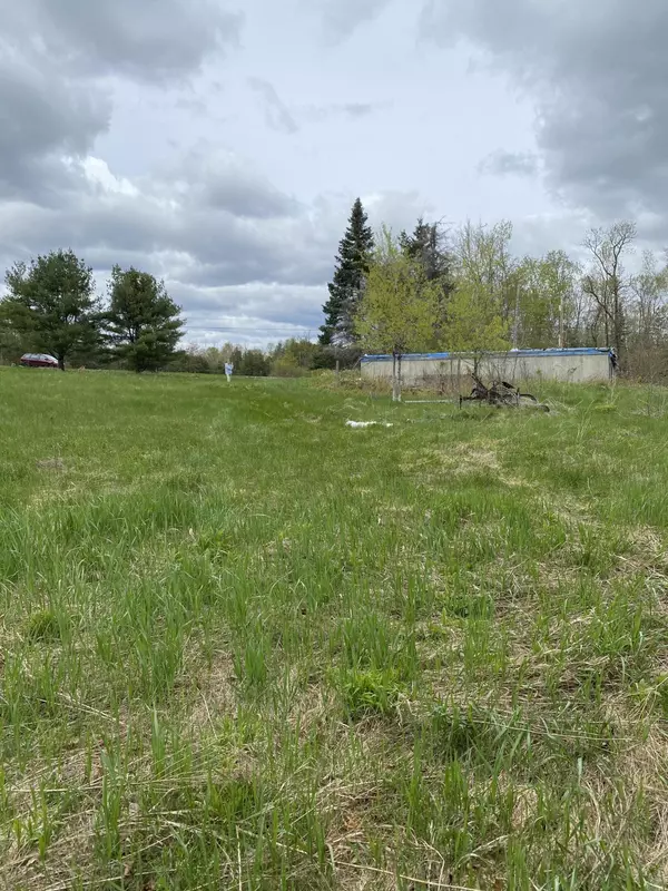 Saint Albans, ME 04971,987 Corinna RD