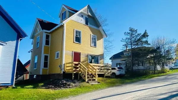 8 Summer ST, Lubec, ME 04652