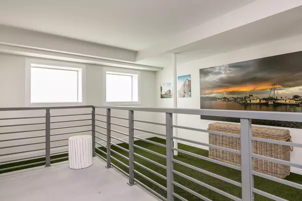 Portland, ME 04101,383 Commercial ST #415