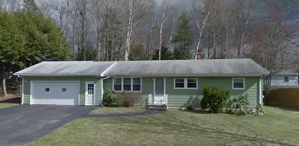 25 Woodside DR, Lewiston, ME 04240