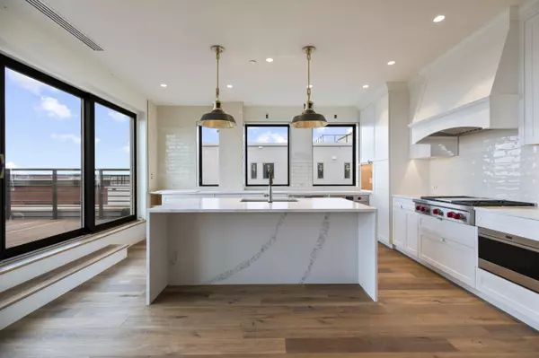 Portland, ME 04101,383 Commercial ST #609