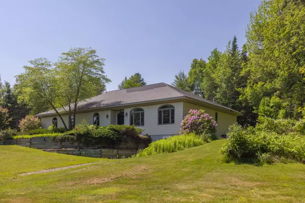 29 Carver LN, Lincolnville, ME 04849