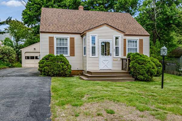 32 Longfellow DR, Cape Elizabeth, ME 04107