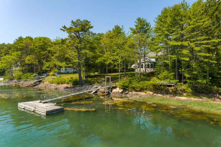 27 Laurel Shore DR, Harpswell, ME 04079