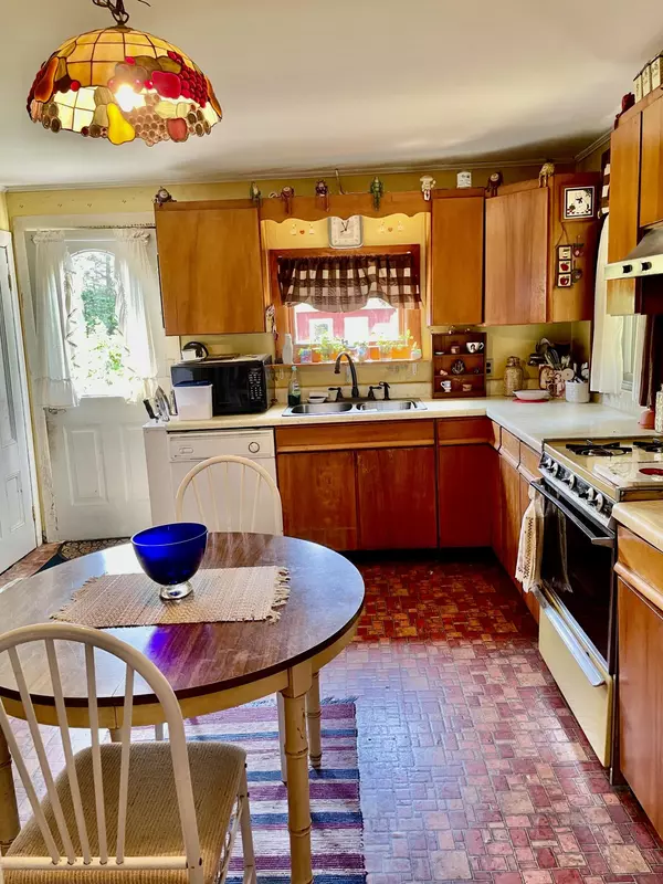 Vinalhaven, ME 04863,210 Old Harbor Road RD #1