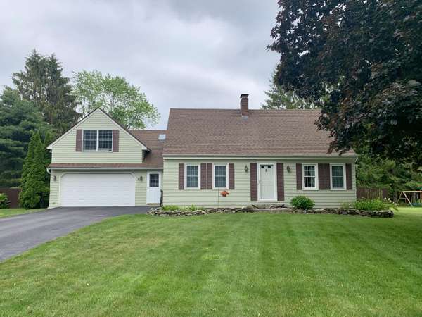 8 Broadmoor DR, Cumberland, ME 04021