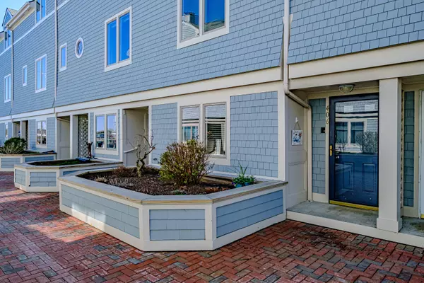 406 Chandlers Wharf #406, Portland, ME 04101