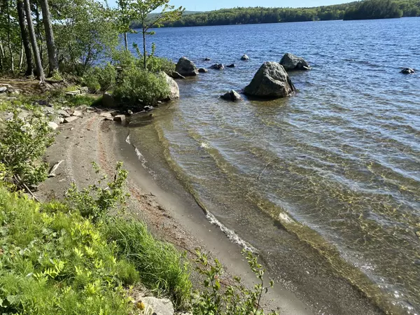 Holden, ME 04429,68 Moonlight DR