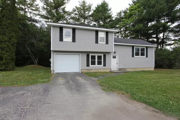 24 Robinson GDNS, Lewiston, ME 04240