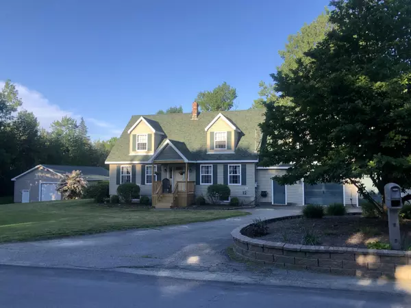 14 Ledgewood DR, Glenburn, ME 04401