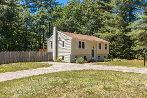 17 Elizabeth AVE, Raymond, ME 04071
