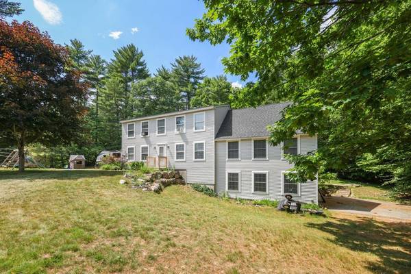 9 Monroe DR, Naples, ME 04055