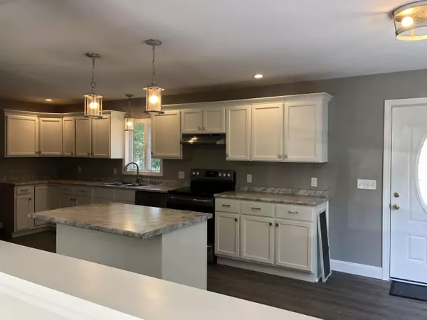 Thomaston, ME 04861,129 Booker ST