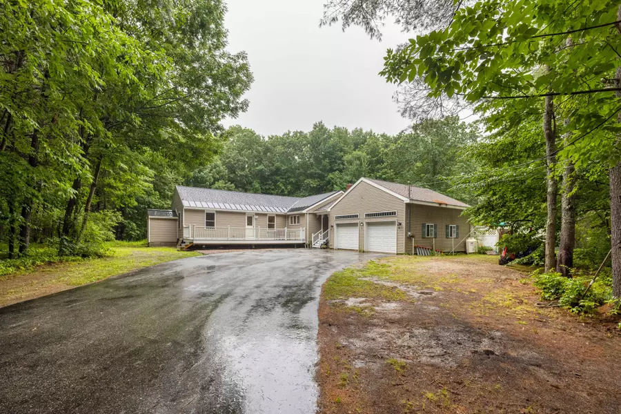 14 Goshen LN, New Gloucester, ME 04260