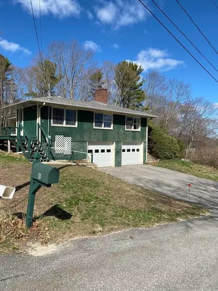 8 Oak ST, Topsham, ME 04086