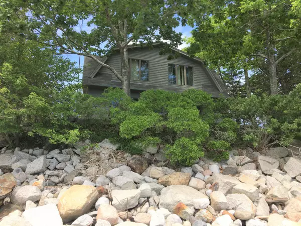 28 Middle Cove RD, Sedgwick, ME 04676
