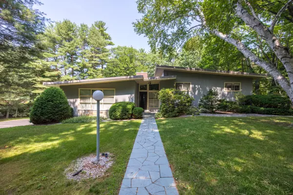 20 Undercliff RD, Auburn, ME 04210