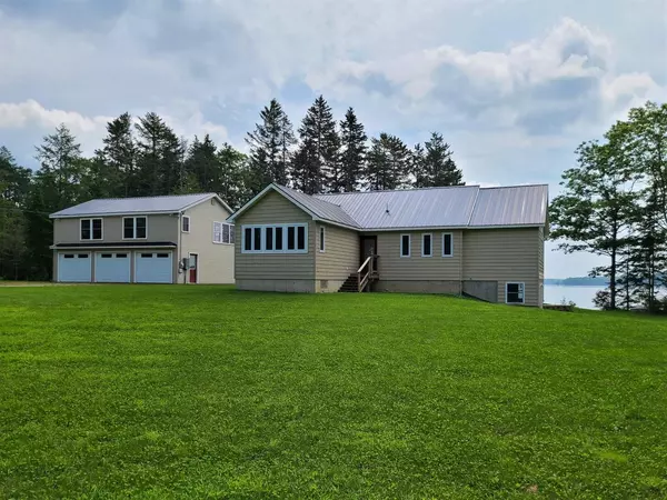 84 Broadcove W RD, Waldoboro, ME 04572